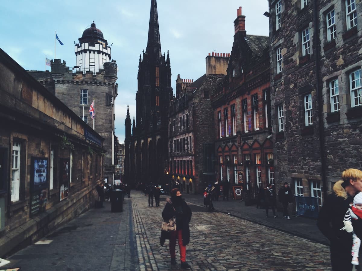 Romantic sunset scene in Edinburgh, United Kingdom (Scotland) — honeymoon guide