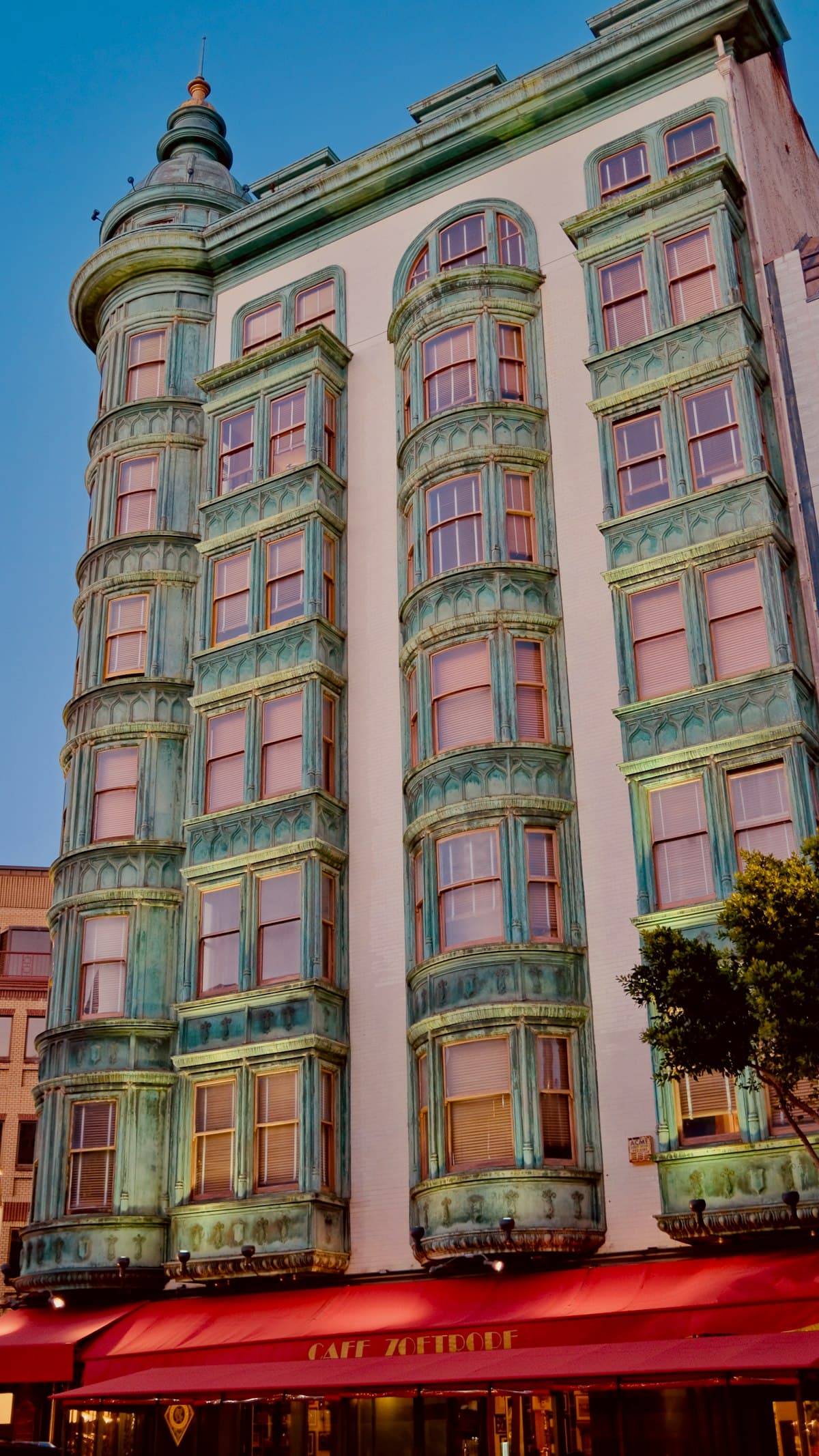 Charming neighborhood street in San Francisco, United States — where to stay guide