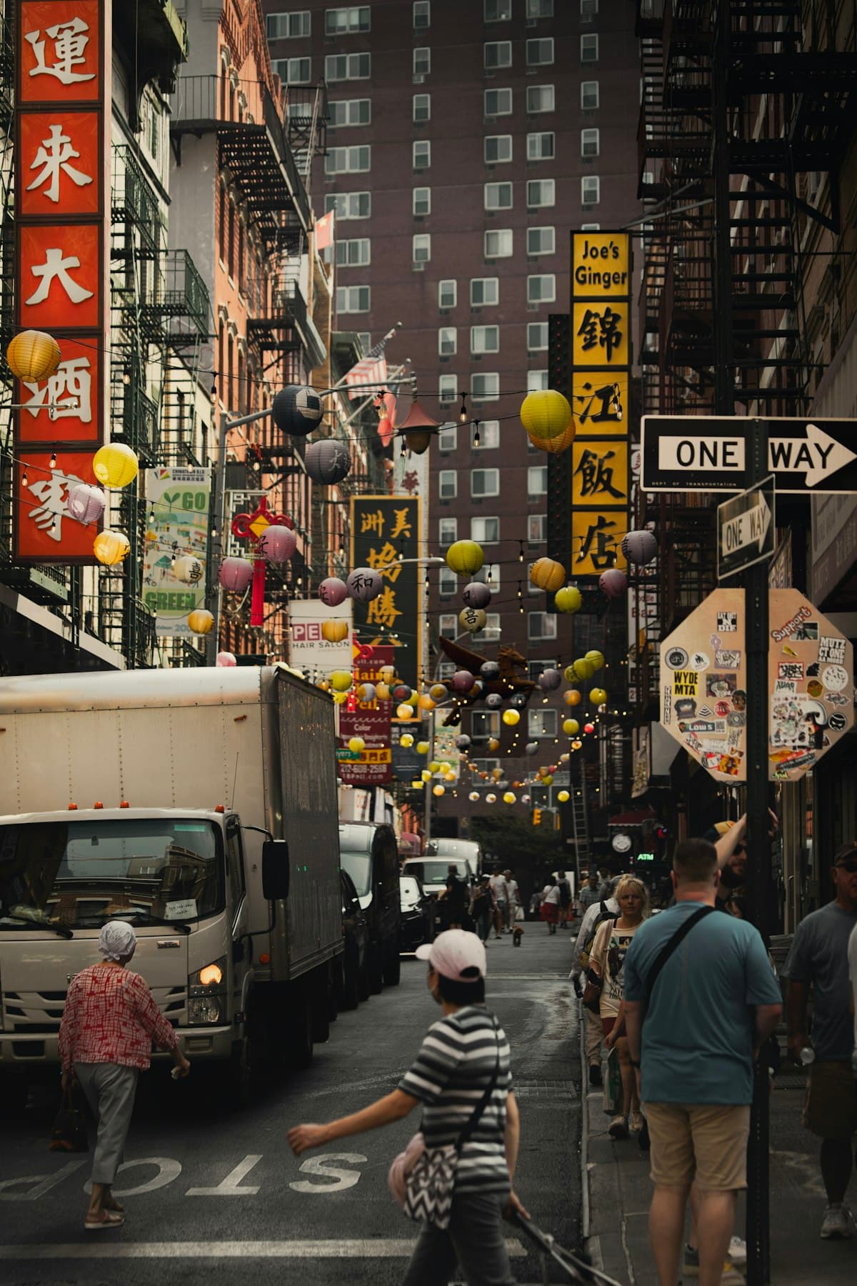 Bustling market in New York City, United States — shopping guide