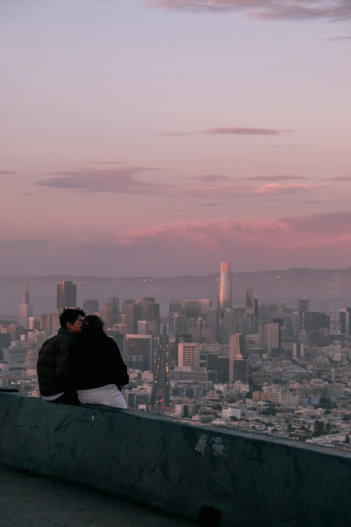 Romantic sunset scene in San Francisco, United States — honeymoon guide