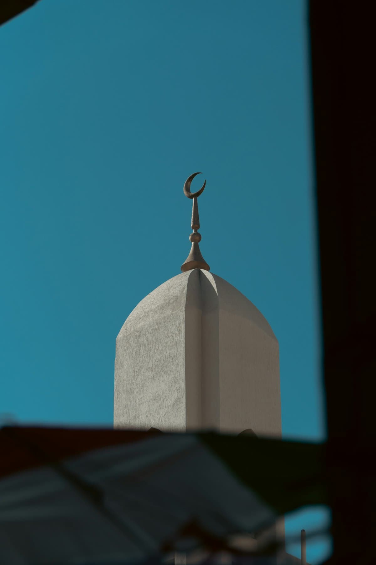 Solo traveler exploring Dubai, United Arab Emirates safely