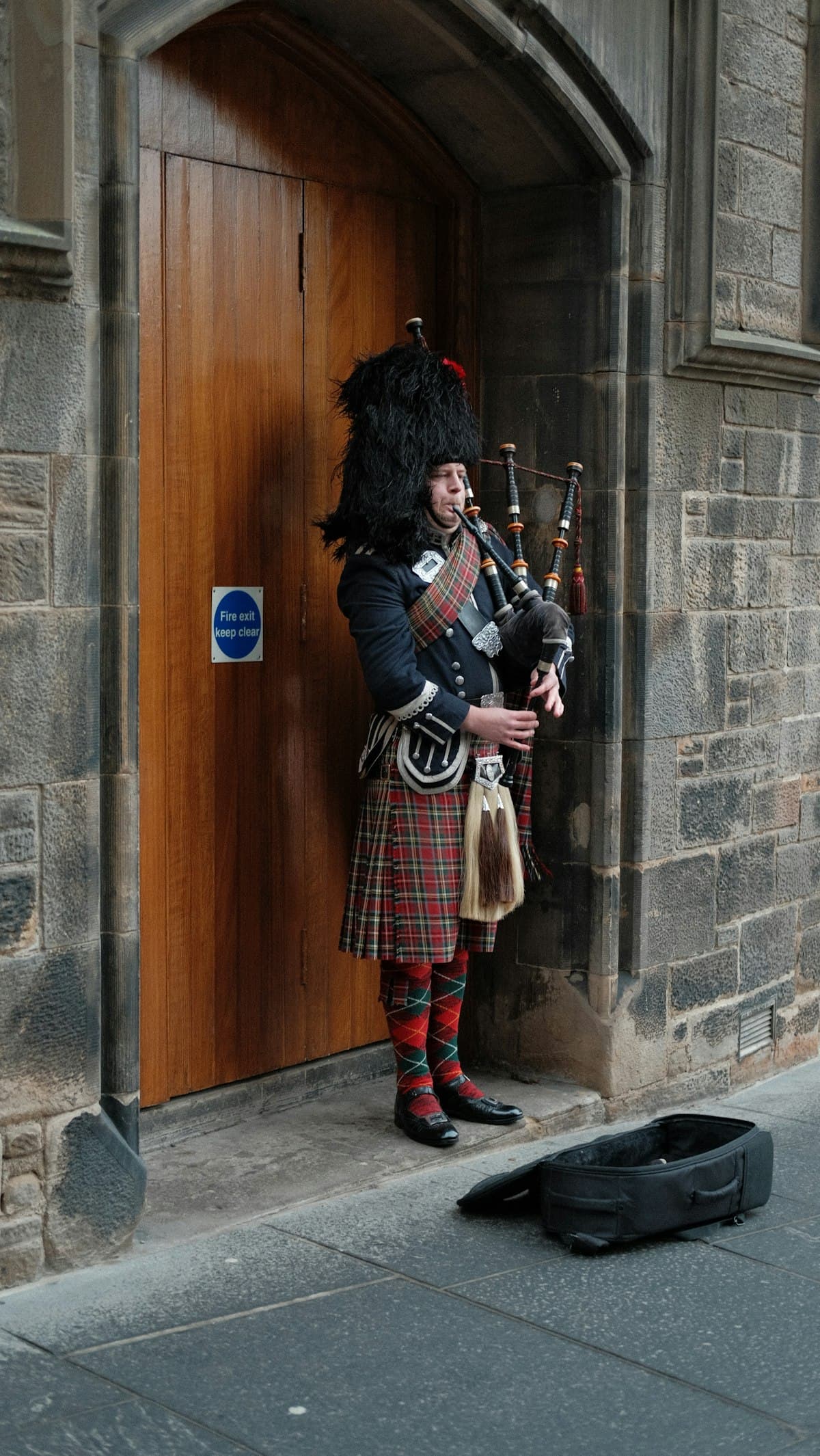 Cultural scene in Edinburgh, United Kingdom (Scotland) — etiquette guide for travelers