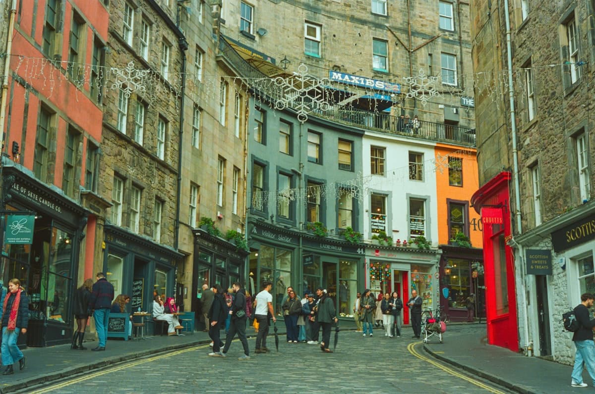 Bustling market in Edinburgh, United Kingdom (Scotland) — shopping guide